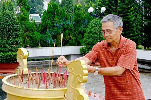 Cựu chiến binh Nguyễn Văn Việt thắp nhang tại Đài tưởng niệm Nghĩa trang liệt sĩ TP.Long Khánh