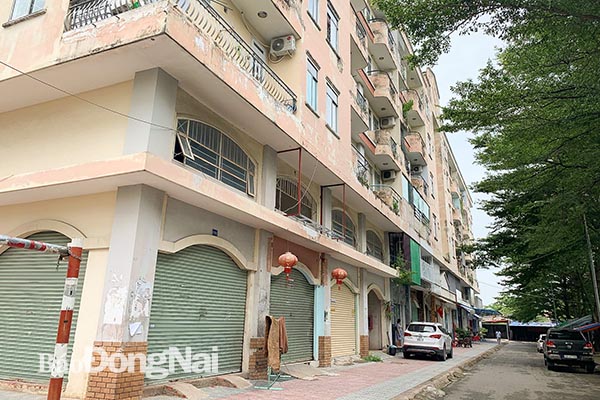 Lớp sơn bảo vệ bên ngoài chung cư đã bị bong tróc khá nhiều