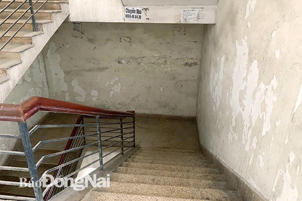 Cầu thang tại khu C cũ kỹ và không được vệ sinh sạch sẽ