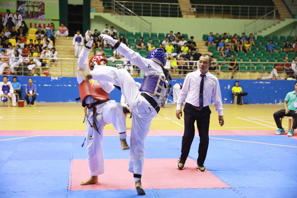 Các võ sĩ nam thi đấu nội dung đối kháng.