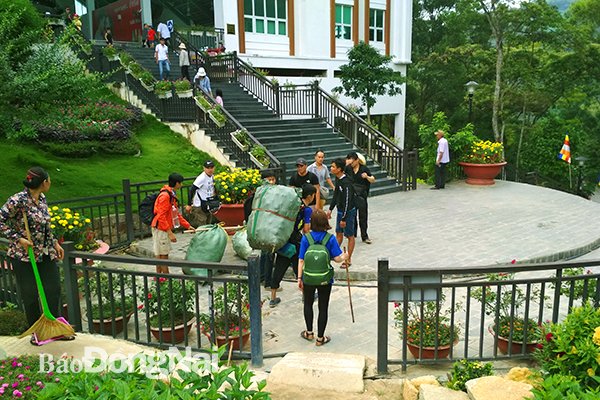 Một nhóm “phượt thủ” mang rác từ trên đỉnh núi xuống tập kết tại ga trên của cáp treo núi Chứa Chan