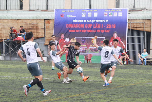 Trận chung kết giữa đội chủ giải IT Biên Hòa (áo trắng) với Nghệ sĩ TP. Hồ Chí Minh.