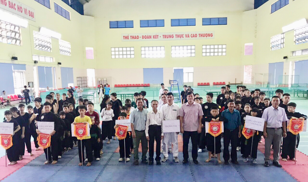 Ban tổ chức trao cờ lưu niệm cho các đơn vị tham dự giải.