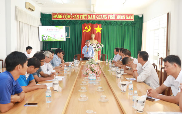 Tổng biên tập báo Đồng Nai, Trưởng ban tổ chức giải Nguyễn Tôn Hoàn phát biểu tại lễ bốc thăm