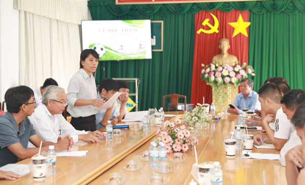 Đại diện Sở Giáo dục - đào tạo giải đáp những ý kiến của đại diện các đội bóng