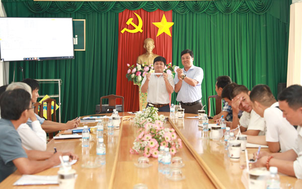 Đại diện các đội bóng lên bốc thăm