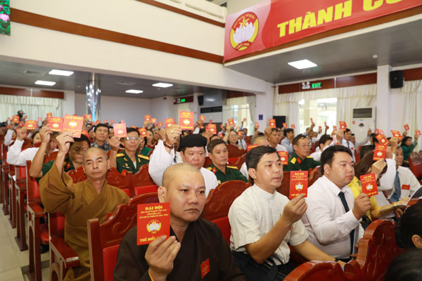 Các đại biểu bỏ phiếu hiệp thương Đoàn Chủ tịch và Đoàn thư ký đại hội... Ảnh: Huy Anh