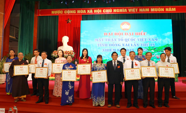 Đồng chí Huỳnh Văn Tới, Ủy viên Ban TVTU, Chủ tịch Ủy ban MTTQ Việt Nam tỉnh khóa VIII tặng bằng khen cho các tập thể xuất sắc