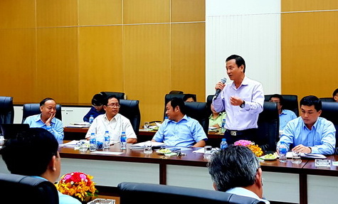 Lãnh đạo một công ty thành viên của Tổng công ty Dofico báo cáo về những vướng mắc của doanh nghiệp