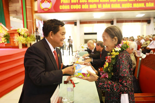 Đồng chí Huỳnh Văn Tới, Ủy viên Ban TVTU, Chủ tịch Ủy ban MTTQ Việt Nam tỉnh khóa VIII tặng quà cho Mẹ Việt Nam anh hùng Đỗ Thị Mận. 