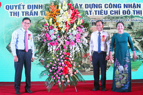 Phó chủ tịch UBND tỉnh Trần Văn Vĩnh tặng hoa chúc mừng lãnh đạo huyện Trảng Bom.