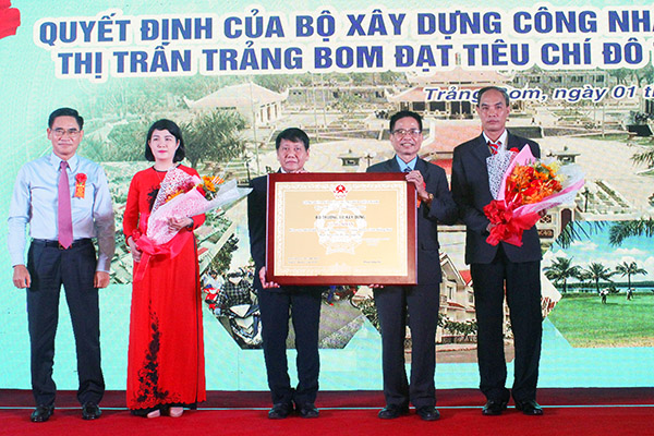 Phó chủ tịch UBND tỉnh Trần Văn Vĩnh trao quyết định đô thị loại IV cho lãnh đạo thị trấn Trảng Bom.