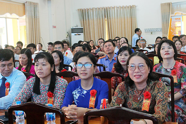 Cán bộ công nhân viên chức huyện Trảng Bom tham gia lễ công nhận đô thị loại IV