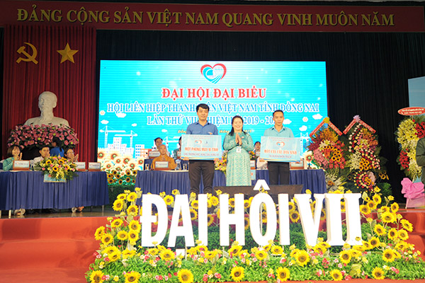 Chủ tịch Hội LHTN tỉnh Nguyễn Thanh Hiền tặng công trình thanh niên là phòng máy tính và cầu dân sinh cho các địa phương