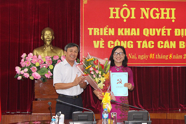 Phó bí thư Thường trực Tỉnh ủy Hồ Thanh Sơn trao quyết định nghỉ hưu cho Phó chủ tịch Ủy ban MTTQ tỉnh Bùi Thị Liễu.