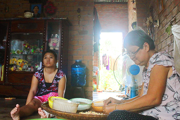Bà Phạm Thị Cúc sống cùng con gái trong căn nhà tình thương của Giáo xứ Phú Lý (huyện Vĩnh Cửu)