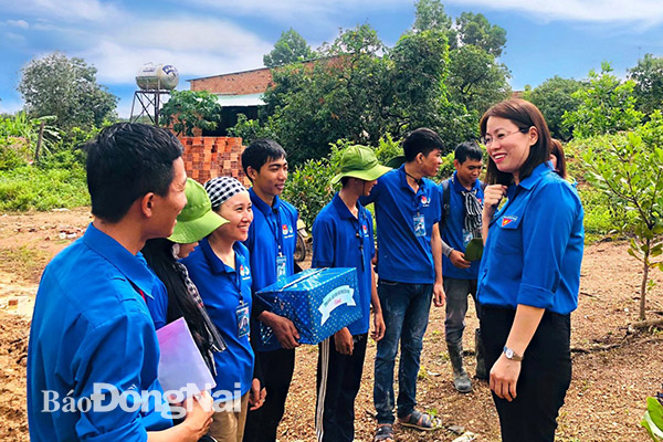 Phó bí thư Tỉnh đoàn Bùi Thị Nhàn thăm đội sinh viên tình nguyện tại huyện Vĩnh Cửu