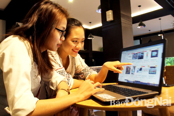 Hình thức mua hàng trực tuyến đang ngày càng phổ biến, nhất là đối với giới trẻ Ảnh: Hải Quân