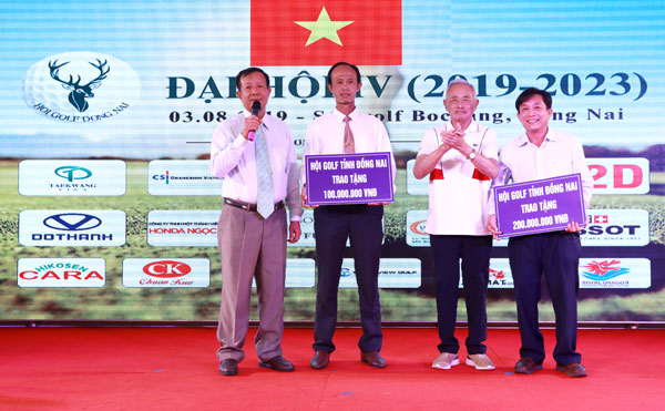 Chủ tịch Hội golf Đồng Nai nhiệm kỳ III Phạm Văn Minh và Chủ tịch danh dự Hội Golf Đồng Nai Phan Văn Trang trao tặng số tiền ủng hộ cho đại diện Quỹ Bảo trợ trẻ em tỉnh và huyện Trảng Bom.