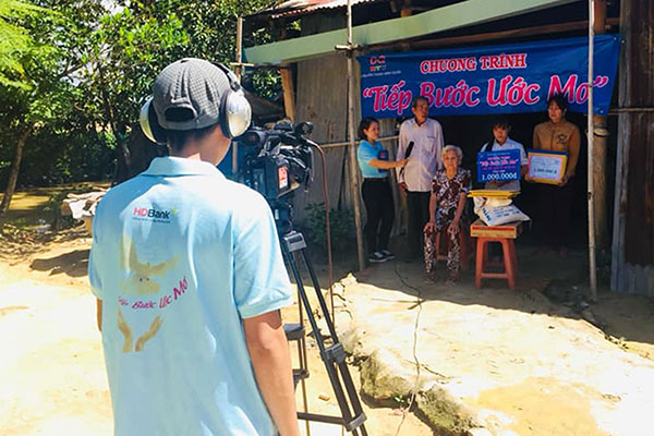 Nhóm thực hiện chương trình Tiếp bước ước mơ Đài Truyền thanh huyện Định Quán ghi hình buổi trao học bổng cho em Bùi Thu Thảo (ngụ xã Thanh Sơn, huyện Định Quán)