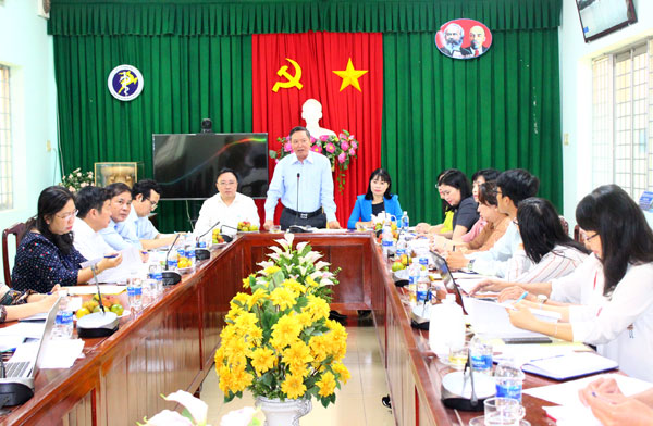 Phó chủ tịch HĐND tỉnh Phạm Ngọc Tuấn phát biểu tại buổi giám sát của Ban Văn hóa - xã hội HĐND tỉnh tại Sở Y tế về thu hút, đào tạo bác sĩ theo địa chỉ sử dụng. Ảnh: An Yên