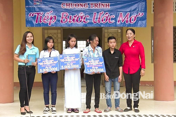 Chị Lê Lâm Anh Hải Hậu (Trái) trong 1 buổi trong học bỏng tiếp bước ước mơ.