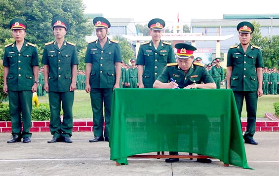 Thượng tá Phạm Thanh Sự, Chính ủy Trung đoàn ký, ghi nhận giao ước thi đua của các cơ quan, đơn vị