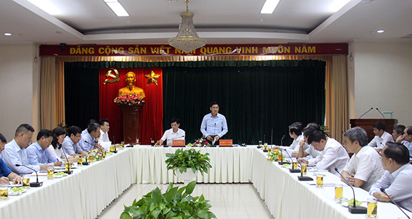 Phó chủ tịch UBND tỉnh Trần Văn Vĩnh phát biểu tại buổi làm việc. 