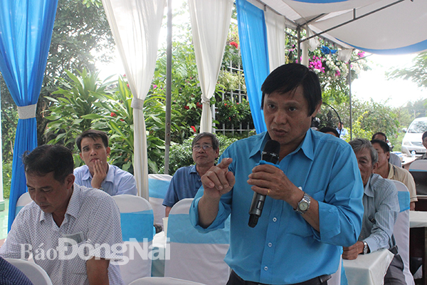 gười dân góp ý với lãnh đạo Khu xử lý chất thải Quang Trung (huyện Thống Nhất)