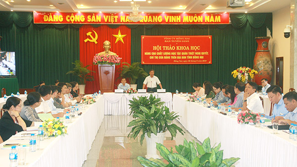 Phó bí thư thường trực Tỉnh ủy Hồ Thanh Sơn tham gia thảo luận tại hội thảo.