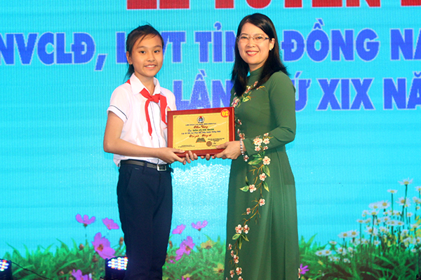Chủ tịch Liên đoàn Lao động tỉnh Nguyễn Thị Như Ý tuyên dương một điển hình học sinh  học giỏi - sống tốt năm 2018