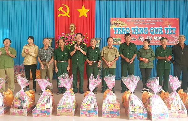 Hội Cựu chiến binh Khối các cơ quan tỉnh trao quà tết cho các hội viên cựu chiến binh nghèo ở huyện Cẩm Mỹ