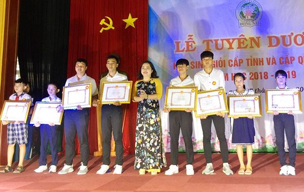 Trưởng ban Thi đua - khen thưởng tỉnh Vy Vũ Hồng Thảo trao bằng khen của UBND tỉnh cho các học sinh đoạt giải cao tại các các kỳ thi học sinh giỏi quốc gia năm học 2018-2019