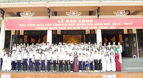 Các học sinh đoạt giải học sinh giỏi cấp quốc gia và cấp tỉnh chụp hình lưu niệm cùng lãnh đạo Sở GD-ĐT tại Văn miếu Trấn Biên