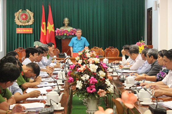 Chủ tịch UBND tỉnh Đinh Quốc Thái phát biểu chỉ đạo tại hội nghị.