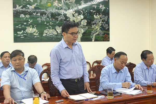 Ông Phan Đình Thám, Tổng giám đốc Tổng công ty Sonadezi nêu ý kiến tại cuộc họp. 