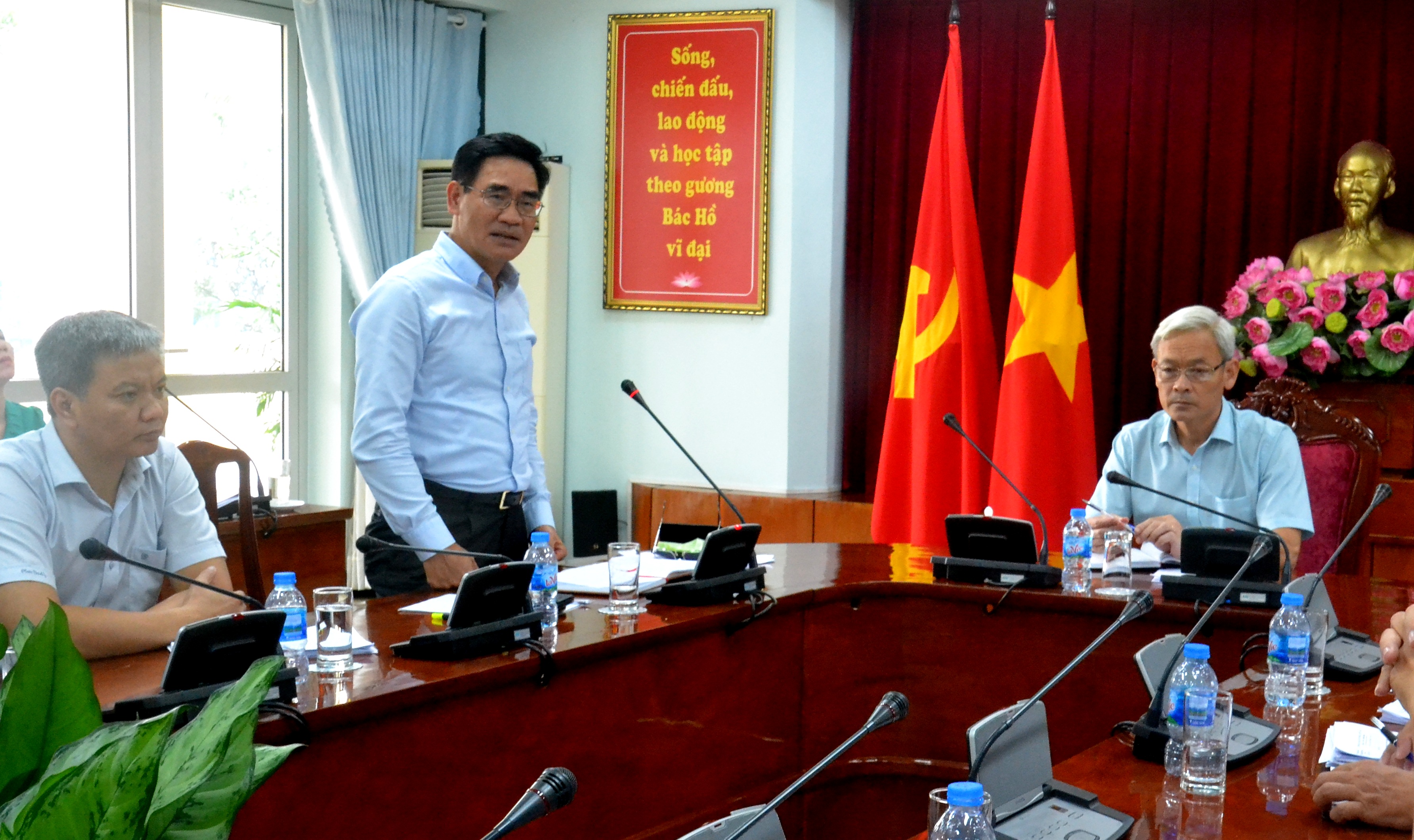Phó chủ tịch UBND tỉnh Trần Văn Vĩnh báo cáo làm rõ hơn một số phương án xử lý những khó khăn cho các dự án