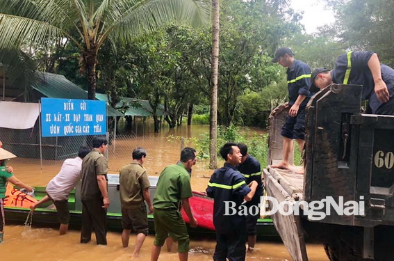 Lực lượng chức năng giúp dân chuyển tài sản đến nơi an toàn