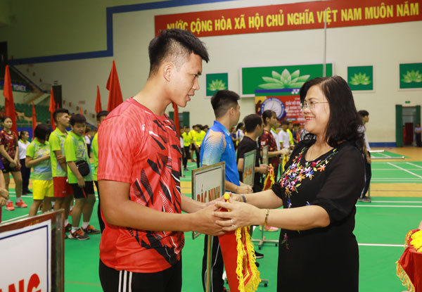 Phó chủ tịch UBND tỉnh Nguyễn Hòa Hiệp tặng cờ lưu niệm cho các đơn vị tham dự giải.