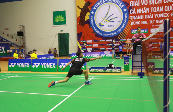 Hồ Nguyễn Vinh Quang (Đồng Nai) thi đấu nội dung đơn nam trong ngày khai mạc.