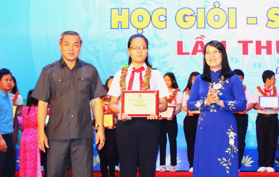 Đồng chí Huỳnh Văn Hồng và lãnh đạo Liên đoàn Lao động tỉnh khen thưởng các em học sinh cấp tiểu học