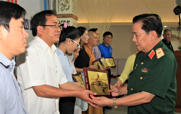 Thiếu tướng Trần Ngọc Thổ, Phó chủ tịch Trung ương Hội Nạn nhân chất độc da camdioxin Việt Nam trao biểu trưng cho các tập thể và cá nhân có đóng góp cho hoạt động chăm sóc nạn nhân da cam giai đoạn 2015-2019 của Đồng Nai