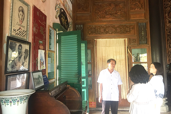 Ông Dương Đăng Khoa (ngụ phường Bình Thủy, Quận Bình Thủy, TP.Cần Thơ) hướng dẫn du khách tham quan ngôi nhà cổ của dòng họ