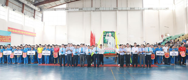 Các đại biểu, ban tổ chức tặng cờ lưu niệm, kỷ niệm chương cho các đơn vị tham dự giải