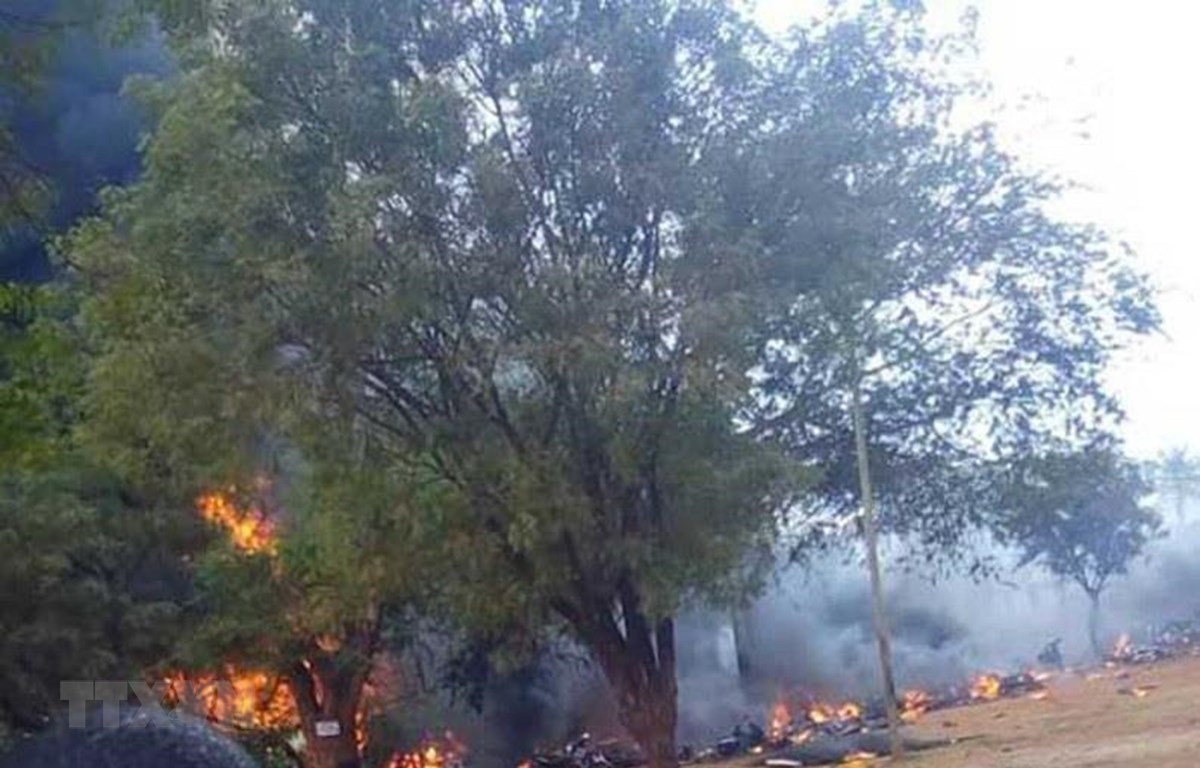 Thi thể các nạn nhân tại hiện trường vụ nổ xe chở xăng dầu ở thị trấn Morogoro, miền Đông Tanzania ngày 10-8-2019. (Ảnh: The Citizen/TTXVN)