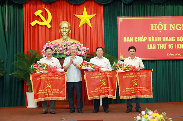 Bí thư Tỉnh ủy Nguyễn Phú Cường tặng cờ thi đua cho các Đảng bộ trực thuộc tỉnh đạt trong sạch vững mạnh tiêu biểu năm 2018