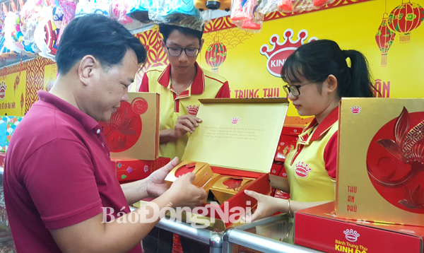 Một điểm bán bánh trung thu ở gần khu vực vòng xoay Tân Phong (TP.Biên Hòa) đã mở bán từ cách đây hơn 1 tuần. Ảnh: H.QUÂN