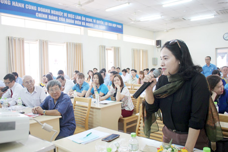 Đại diện một doanh nghiệp nêu thắc mắc nhờ các luật gia tư vấn