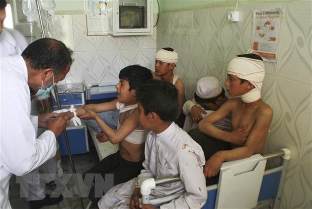 Trẻ em bị thương trong một vụ đánh bom được điều trị tại bệnh viện ở tỉnh Ghazni, Afghanistan, ngày 7-7. (Ảnh: THX/TTXVN)