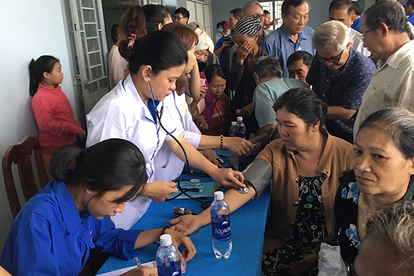 Các y, bác sỹ tình nguyện khám bệnh, phát thuốc cho người dân có hoàn cảnh khó khăn.